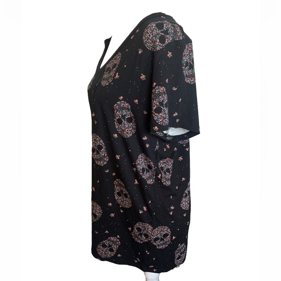 TORRID Super Soft Floral Skull Tee V neck 1X - Picture 5 of 5